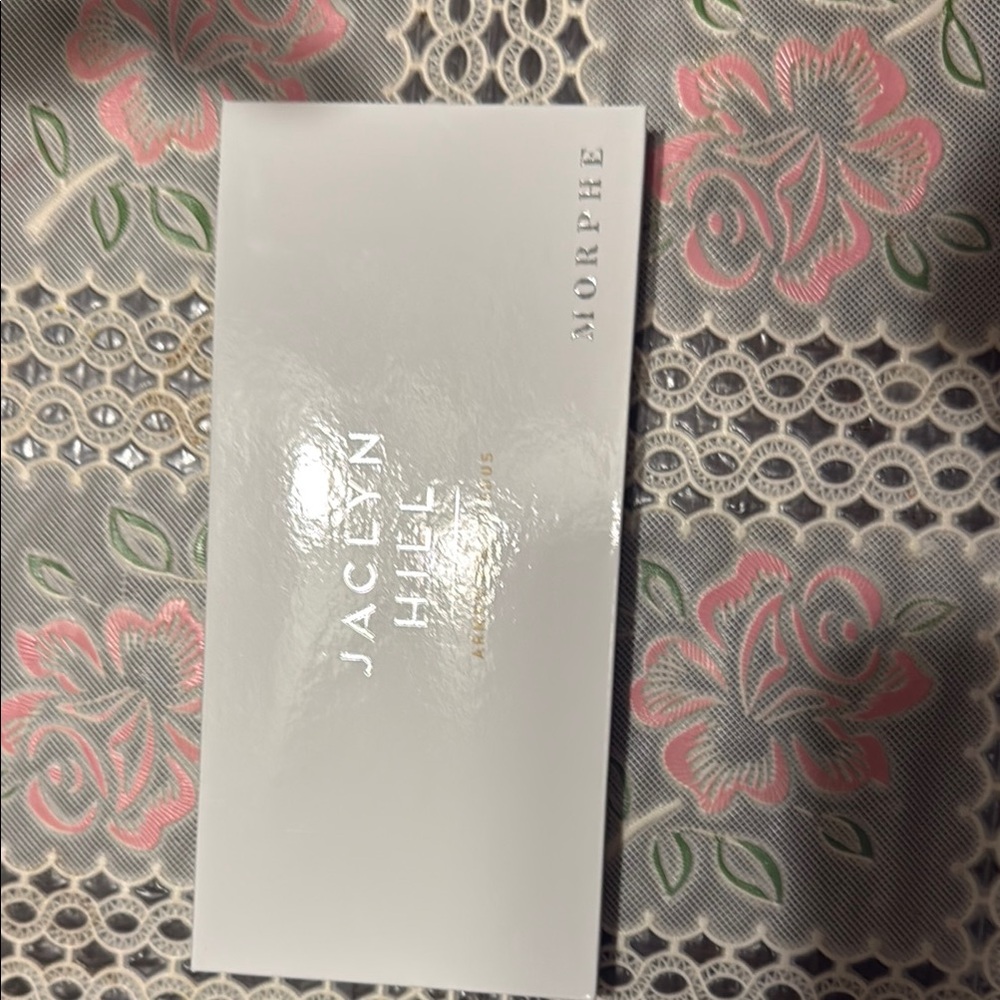 Morphe Jaclyn Hill Armed & Gorgeous Palette - White and Gold